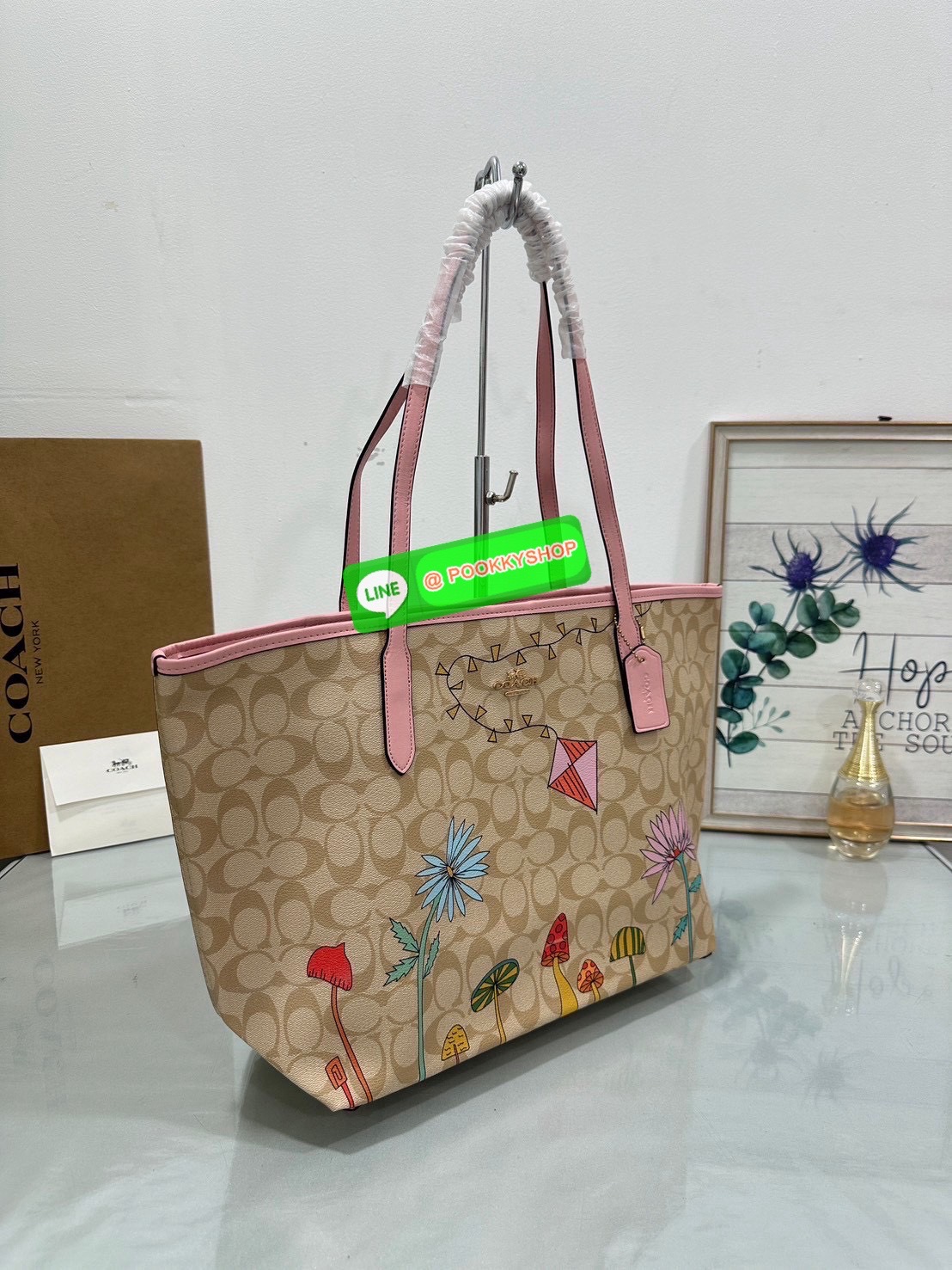 Coach CU392 – City Tote in Signature Canvas with Nature Print (Pink Trim) ใบนี้เหมือนหลุดมาจากโลกนิทาน! ลายเห็ด ดอกไม้ ว่าว โทนชมพูหวานสวยมาก ใบนี้เหมือนพกโลกแฟนตาซีไปด้วยทุกที่! Coach CU392 – City Tote ลายธรรมชาติสุดคิ้วท์ ลายเห็ด ดอกไม้ ว่าวน้อย สีพาสเท