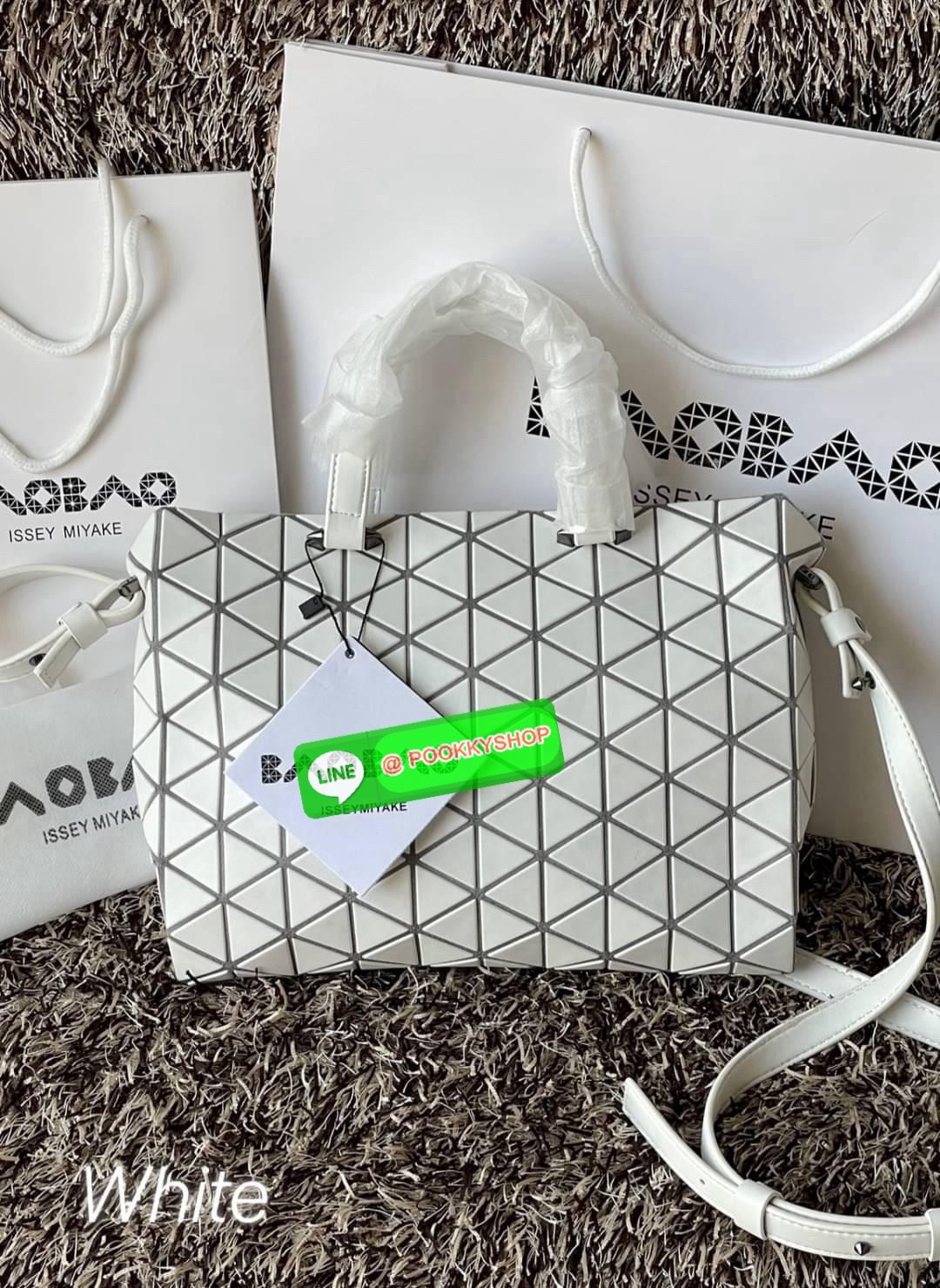 *Small BAO BAO ISSEY MIYAKE TONNEAU เป็น ซีรีย์ที่มีเอกลักษณ์เฉพาะตัว ด้วยแผ่นสามเหลี่ยมที่มีสัญลักษณ์เท่ากันทุกด้าน และยังผสมผสานงานดีไซน์ อันสง่างามเท่ากับฟังก์ชั่น การใช้งานสุดพิเศษ โดยมีจุดเด่นที่ซิปด้านบน สำหรับเปิดปิดและมีสายสะพายไหล่ ที่สามารถถอดออ