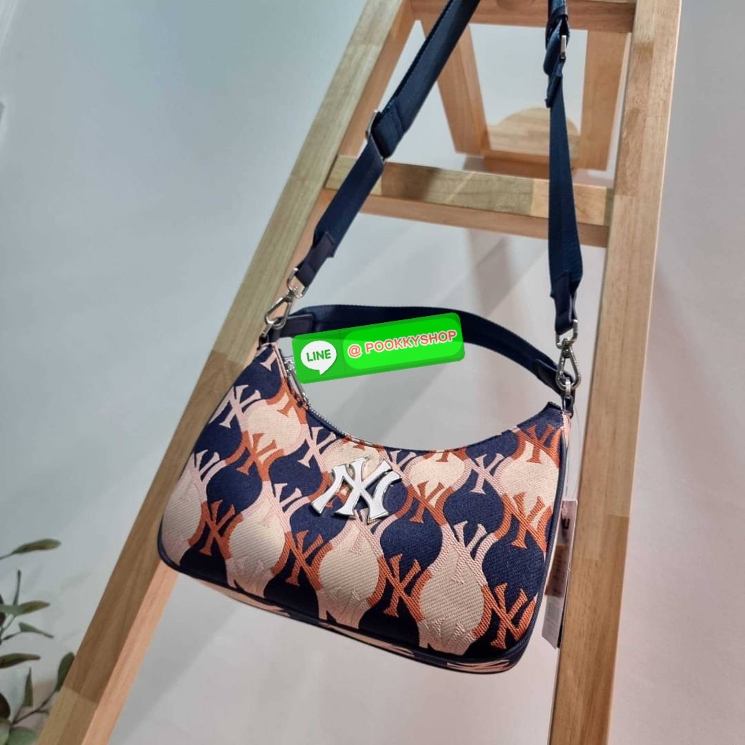 MLB MONOGRAM HOBO BAG สวยไม่ซ้ำ ใหม่ก่อนใคร กับแบรนด์จากเกาหลีเกาใจ น้องใหม่มาแรง!! กับกระเป๋าทรงพอช ที่ใช้งานได้ง่ายมากๆ ขนาดกำลังดี ดีไซน์ลวดลายโมโนแกรมเอกลักษณ์ ลงบนผ้า jacquard ได้อย่างลงตัวและสวยงาม มาพร้อมสายคล้องในตัว และสายครอสแบบสปอร์ต ทนทาน จึงส