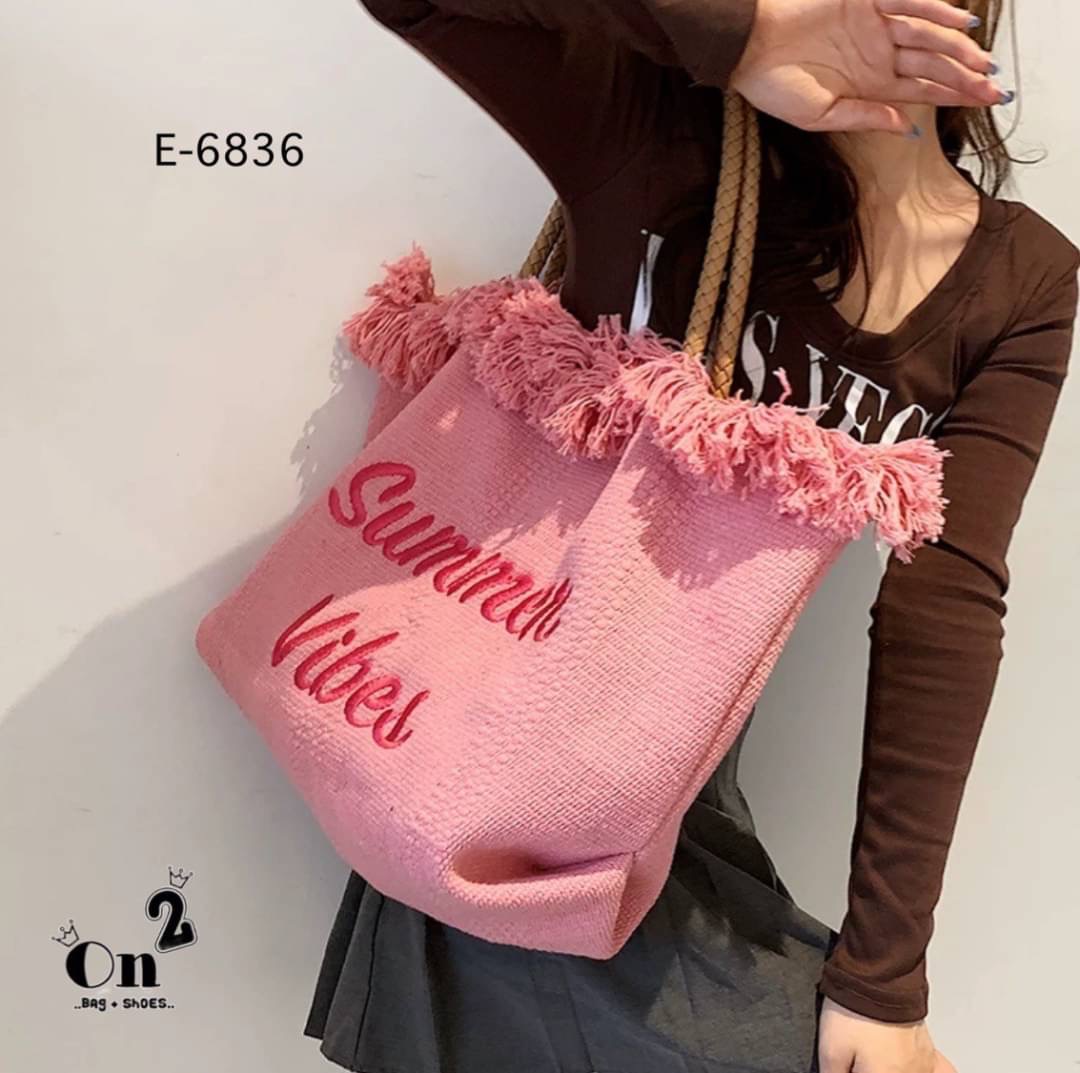 กระเป๋าสะพายแฟชั่นทรงชอปปิ้ง แต่งขอบปล่อยพู่ดูเก๋ ใบใหญ่ใช้งานง่าย จุของได้เยอะเลยค่ะ พร้อมส่งน้า