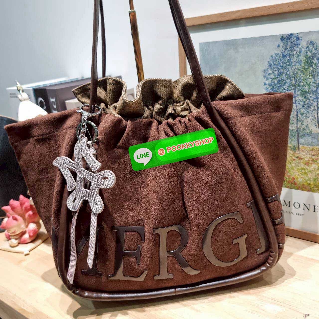 Merge a day bag (medium) 🔆 Details จะกี่รุ่นก็แรงไม่ไหว! กับกระเป๋าสะพายทรงสวย รุ่นผ้ากำมะหยี่ โทนสีน้ำตาลที่กำลังอินมากสำหรับปีนี้ รูปทรงยืดหยุ่น สามารถปรับปีกกระเป๋าเก็บทรงได้ สายสะพายคล้องไหล่ในตัว ภายในมีกระเป๋าผ้าซ้อนให้ ถอดออกได้ (มีอะไหล่เก