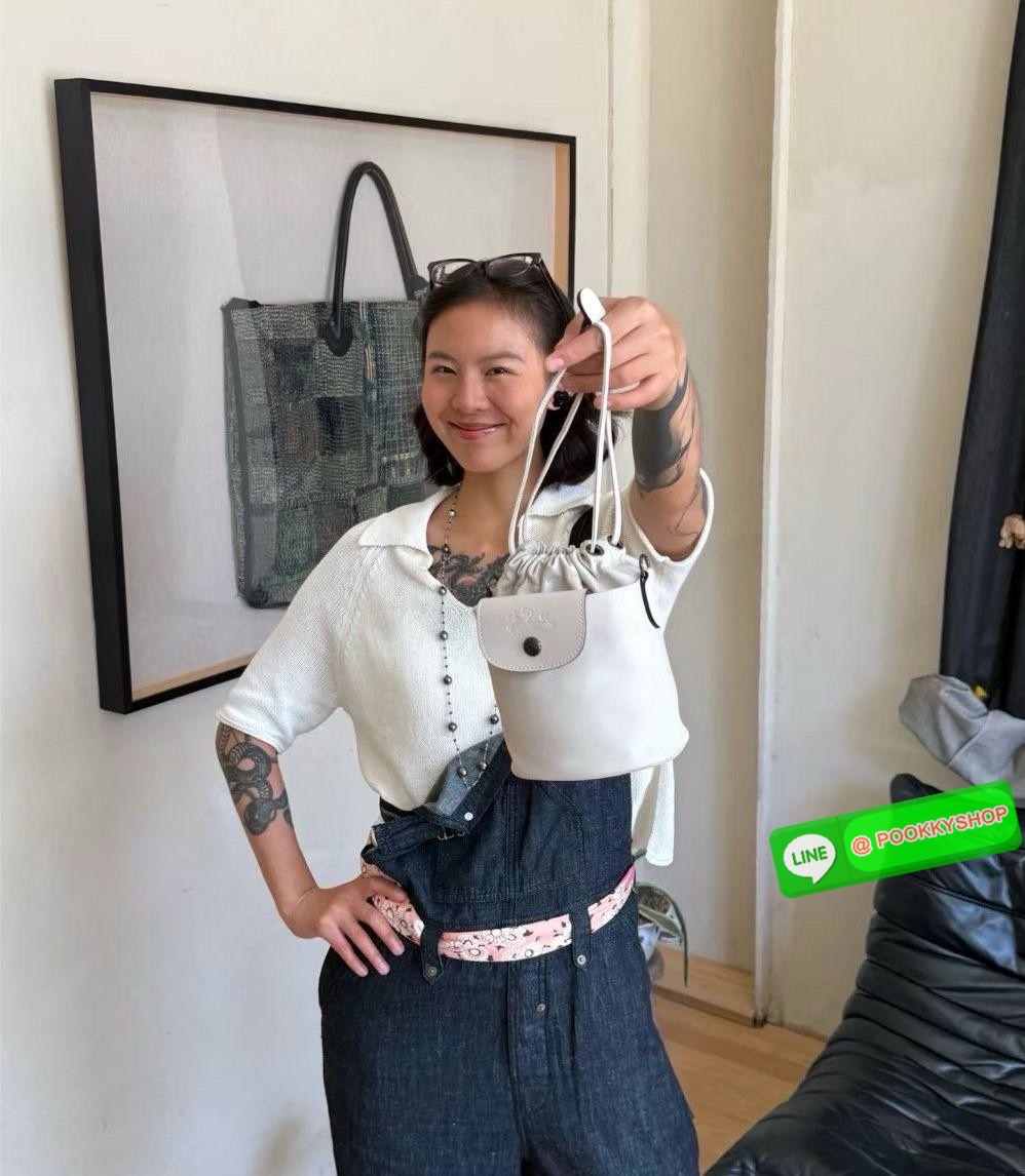 NEW ARRIVAL! LONGCHAMP LE PLIAGE XTRA XS BUCKET BAG ต้องบอกก่อนว่ารุ่นนี้เป็นรุ่นที่ใช้ออกมาแล้วไม่มีคำว่าผิดหวัง ออกแบบมาสวยแบบตัวแม่เลยค่าา 🔖พร้อมส่งทันที! กับกระเป๋าทรงบัคเกต หนังแท้smooth leather อย่างดี ใบกลางเจ้าลำตัวแล้วสวยมากก