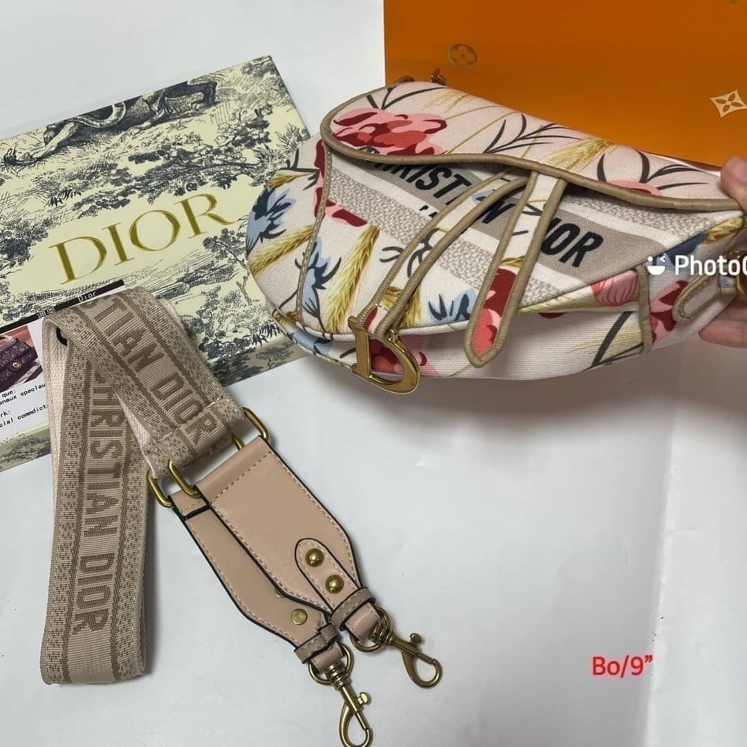กระเป๋าสะพายข้างแบรนด์ christaian dior วัสดุตัวกระเป๋าเป็นหนังแคนวาสลาย Dior สวยมาก น่าใช้ อะหลั่ยสีทอง สายสั้นเป็นหนังสีเดียวกับตัวกระเป๋าสะพายขึ้นไหล่ได้นะคะ มาพร้อมสายยาวเป็นสายผ้าแฟชั่นลาย dior