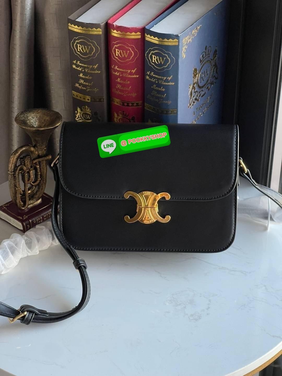 💕Celine MEDIUM TRIOMPHE BAG IN SHINY มีรูปทรงเป็นกล่องคล้ายกับกระเป๋า Classic Box แต่มีการออกแบบโลโก้ที่สะดุดตาแบบวินเทจ ด้วยดีไซน์ที่ดูโฉบเฉี่ยว แต่คงความคลาสสิคอย่างเต็มเปี่ยม ทำให้เป็นที่ดึงดูดความสนใจของสาวๆ สายสะพายสามารถปรับระดับได้ มีความคล