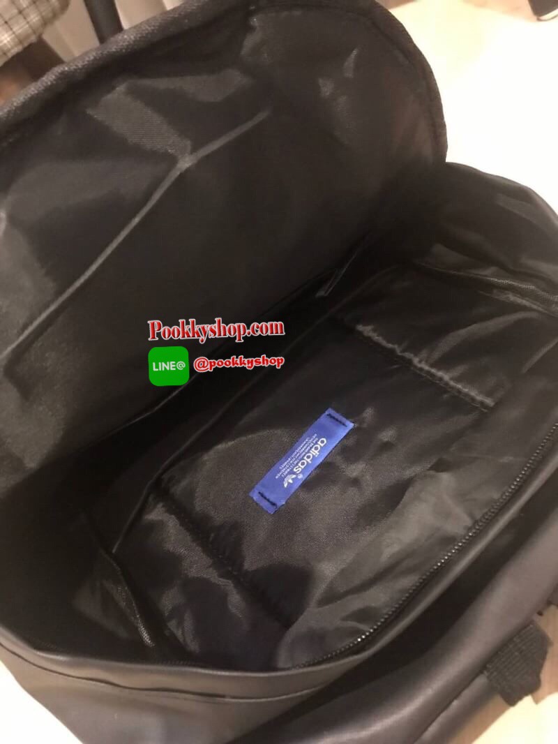 Adidas Originals 3D Backpack กระเป๋าสะพายหลัง 3D ลุคสุดล้ำของกระเป๋าสะพายหลัง ที่มาพร้อมช่องกระเป๋าซิปและลายพิมพ์สามมิติแบบอสมมาตร ดูดีมีสไตล์ด้วยการใช้วัสดุเลียนแบบหนังที่ทันสมัย ให้คุณมีพื้นที่มากขึ้นในการจัดเก็บ ด้วยช่องกระเป๋าด้านในหลายช่องสำหรับเก็บโ