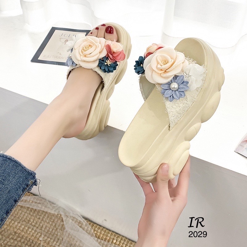 แบบขายดี!!! พร้อมส่ง งานนำเข้าพื้นหมีตัวใหม่น่ารักมากค่า รองเท้าสวมเตารีดแต่งดอกไม้ดีไซน์น่ารักมาก สูง 3 นิ้ว ทรงสโลปไม่เทหน้ามาก เดินง่ายไม่ปวดข้อเท้า ใส่สวย ช่วงนี้ส้นตัวนี้กำลังอินนะค่า