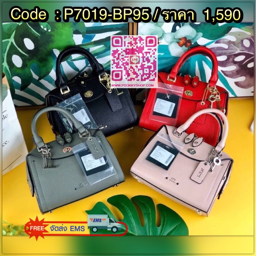 New!! Lyn handle Bag กระเป๋าสะพาย/ถือวางอยู่ทรงสวย ใบขนาดกำลังน่ารัก แต่งพวงกุญแจหนังและพวงกุญแจโลหะ ด้านหน้ามีโลโก้แบรนด์ มีหมุดรองฐาน 4 มุม เปิดปิดแบบซิปคู่ ด้านในจุของพอสมควร ใส่ iPhone plus/กระเป๋าเงินใบกลางได้ มีสายสะพายยาวแบบหนังถอดและปรับสายได้ตามต