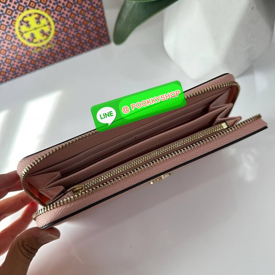 TORY BURCH ROBINSON MULTI GUSSET ZIP CONTINENTAL WALLET กระเป๋าสตางค์ใบยาว แบ่งสัดส่วนด้วยช่องซิปตรงกลางสำหรับใส่เหรียญ มีช่องใส่บัตร และใส่ธนบัตรได้ วัสดุหนังแท้ เปิด-ปิดกระเป๋าแบบซิปรูด ใส่โทรศัพท์มือถือได้ วันชิวๆพกกระเป๋าสตางค์ใบเดียวสะดวกมากค่ะ