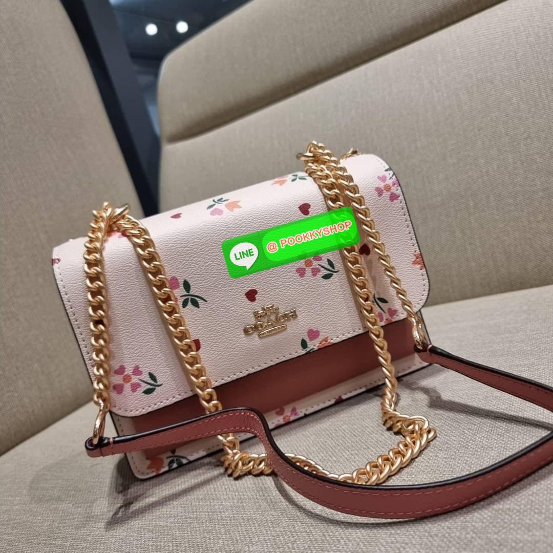 COACH C7596 KLARE CROSSBODY WITH HEART PETAL PRINT หนึ่งคอลเลคชั่นที่ฮิตไม่หยุดยั้ง!! ขายดิบขายดีทุกดีไซน์ รอบนี้มาตอบโจทย์สายหวาน ใหม่ล่าสุด น้องน่ารักม้ากกกก!! กับกระเป๋าสะพายข้าง โทนสีละมุนลูกคุณ!! คือดี!! เพิ่มลูกเล่นช่อดอกไม้หัวใจ ให้มีสีสัน สายสะพาย