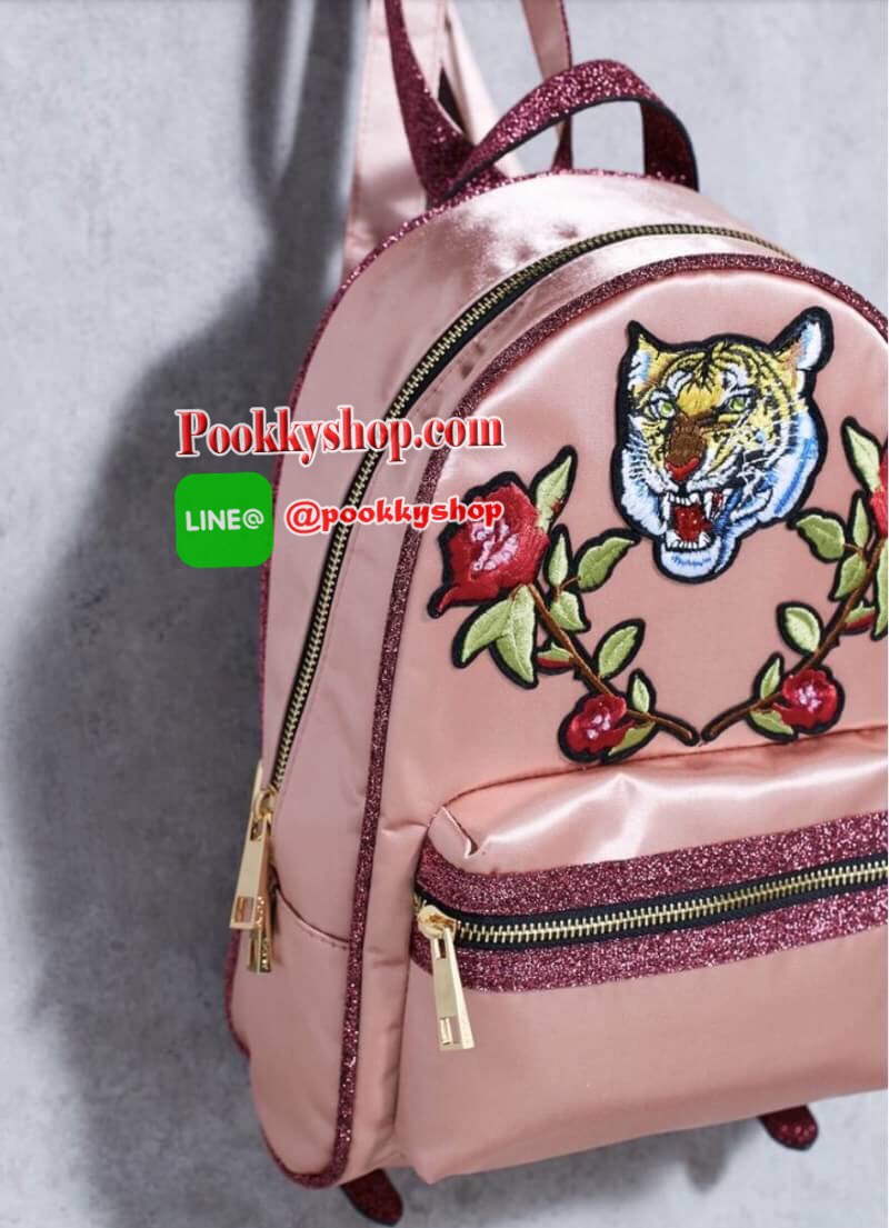 ALDO Grawn Satin Backpack with Tiger&Rose Patches กระเป๋าเป้สะพายหลังจาก ALDO แบรนด์ดังแคนนาดา ดีไซน์สุดชิคปักลายเสือและดอกไม้สวยทั้ง2สี ด้านหน้ามี 1 ช่องซิป เปิดปิดด้วยซิปคู่สะดวกใช้ ภายในมีโลโก้ ช่องซิปและช่องใส่ของ จุได้เยอะ ใส่ ipad ได้ น้ำหนักเบา หูจ