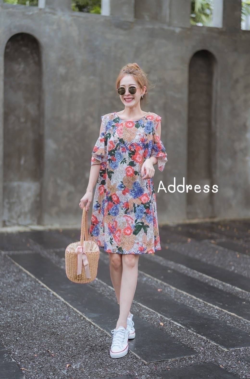 มาเพิ่มแล้วค่าาา ขายดีมากน้า เดรสเว้าไหล่ เดรสเว้าไหล่ลายดอก ด้านหลังมีสายให้ผูกโบว์ ผ้าใส่สบาย งานคิ้ววววมาก ห้ามพลาดเลยค่า