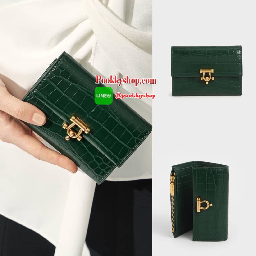 New arrival! Charles & Keith Metal Accent Mini Short Wallet กระเป๋าเงินใบสั้นทรงเก๋ วัสดุด้านหน้าตัวเปิดปิดดีไซน์แปลกตา ด้านในมีช่องซิปใส่เหรียญ ช่องใส่บัตร 6 ช่อง และช่องใส่ธนบัตรตามยาว ใส่แบงค์พันได้ไม่ต้องพับค๊า รุ่นนี้สวยทุกสี เหมาะกับสาวที่ชอบใช้กระเ