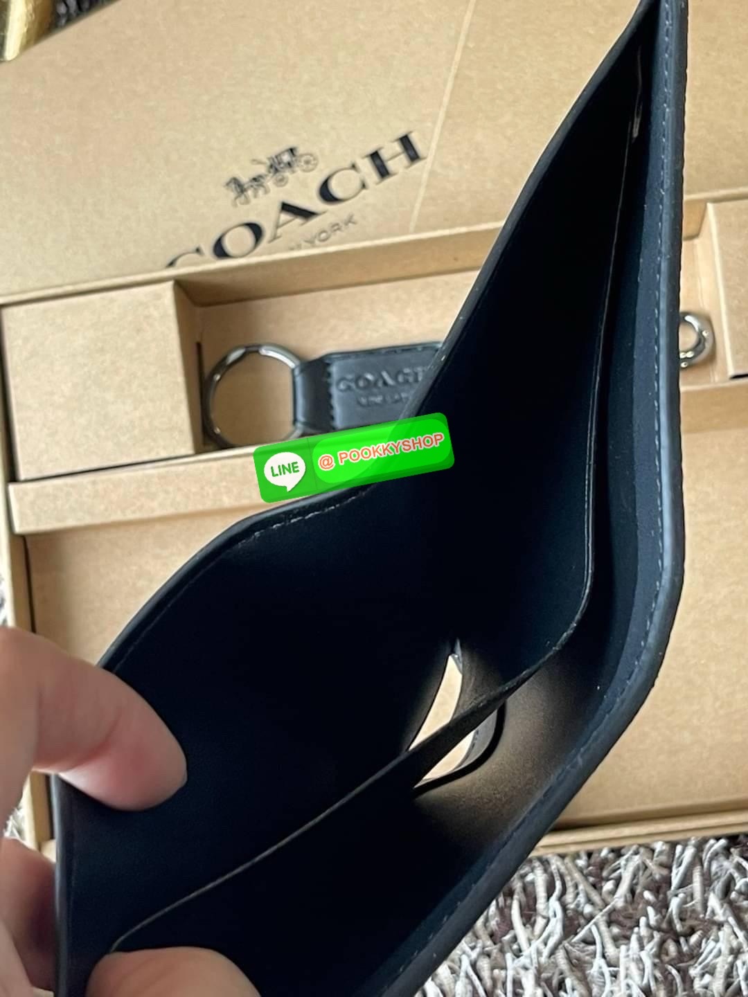 COACH BOXED 3-IN-1 WALLET GIFT SET IN SIGNATURE ชุดเซ็ทกระเป๋าสตางค์และพวงกุญแจจาก Coach กระเป๋าสตางค์หนังแคนวาสพิมพ์ลายทั้งใบ โดดเด่นด้วยดีไซน์เรียบหรู ร่วมสมัย และมีเอกลักษณ์เฉพาะตัว ด้านในประกอบด้วยช่องใส่ธนบัตร 2 ช่อง ช่องใส่บัตร 8 ช่อง และช่องว่างด้า