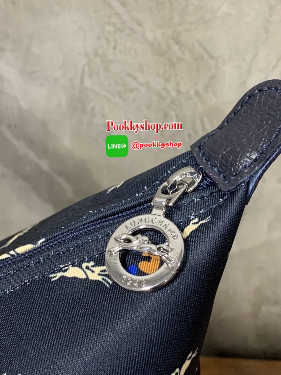 LONGCHAMP KOPEN LE PL CHEVAUX AILES TOTE BAG Size L รุ่นนี้มาพร้อมน้ำหนักที่เบาและความเป็นเฟมินีน จากการประดับกระเป๋าด้วยดาวและหัวใจดวงเล็กๆหลากสีสัน ล้อมรอบด้วยม้าอันเป็นสัญลักษณ์ของ Longchamp ดีไซน์นี้จึงเกิดเป็นรูปเสมือนนางฟ้าโดยการเปลี่ยนม้าให้เป็นปีก