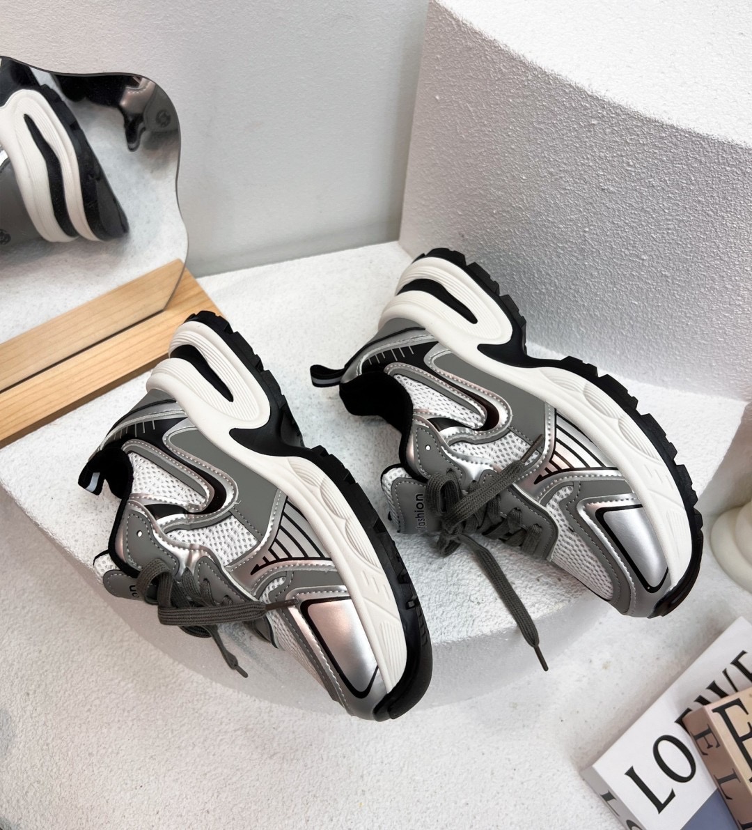 𝙉𝙀𝙒 𝙉𝙀𝙒 ‼️ มาเพิ่มรอบ3ค่ะ รองเท้าผ้าใบรุ่นนี้สวยมาก ทรงที่ฮิตมากตอนนี้ ผ้าใบพื้นหนา สีทูโทนสลับสวมมากใส่นิ่มใส่สบาย สาวๆสายstreet ต้องหลงรัก แมทช์กับชุดง่าย จัดเลยนะคะ