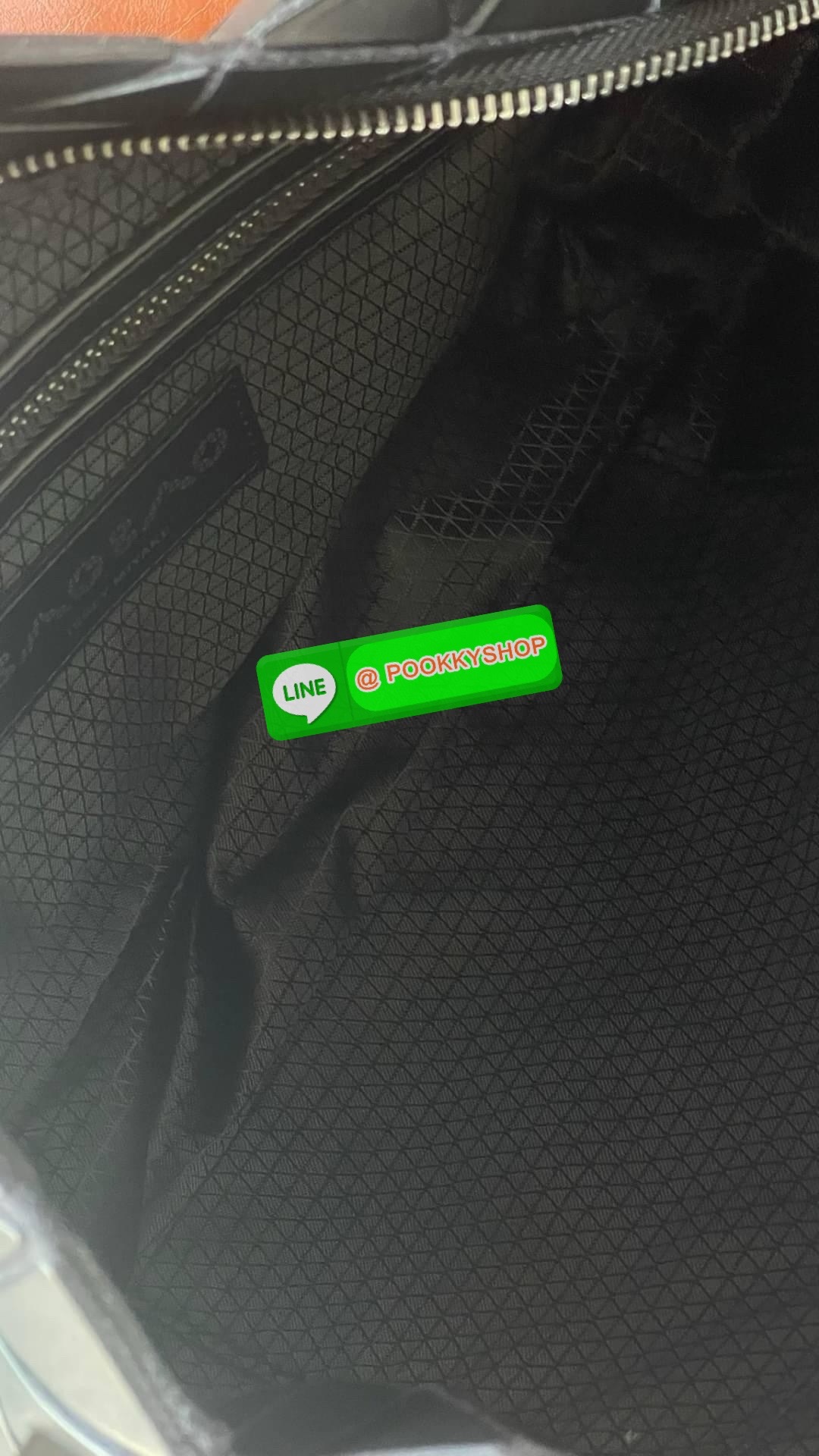 *Small BAO BAO ISSEY MIYAKE TONNEAU เป็น ซีรีย์ที่มีเอกลักษณ์เฉพาะตัว ด้วยแผ่นสามเหลี่ยมที่มีสัญลักษณ์เท่ากันทุกด้าน และยังผสมผสานงานดีไซน์ อันสง่างามเท่ากับฟังก์ชั่น การใช้งานสุดพิเศษ โดยมีจุดเด่นที่ซิปด้านบน สำหรับเปิดปิดและมีสายสะพายไหล่ ที่สามารถถอดออ