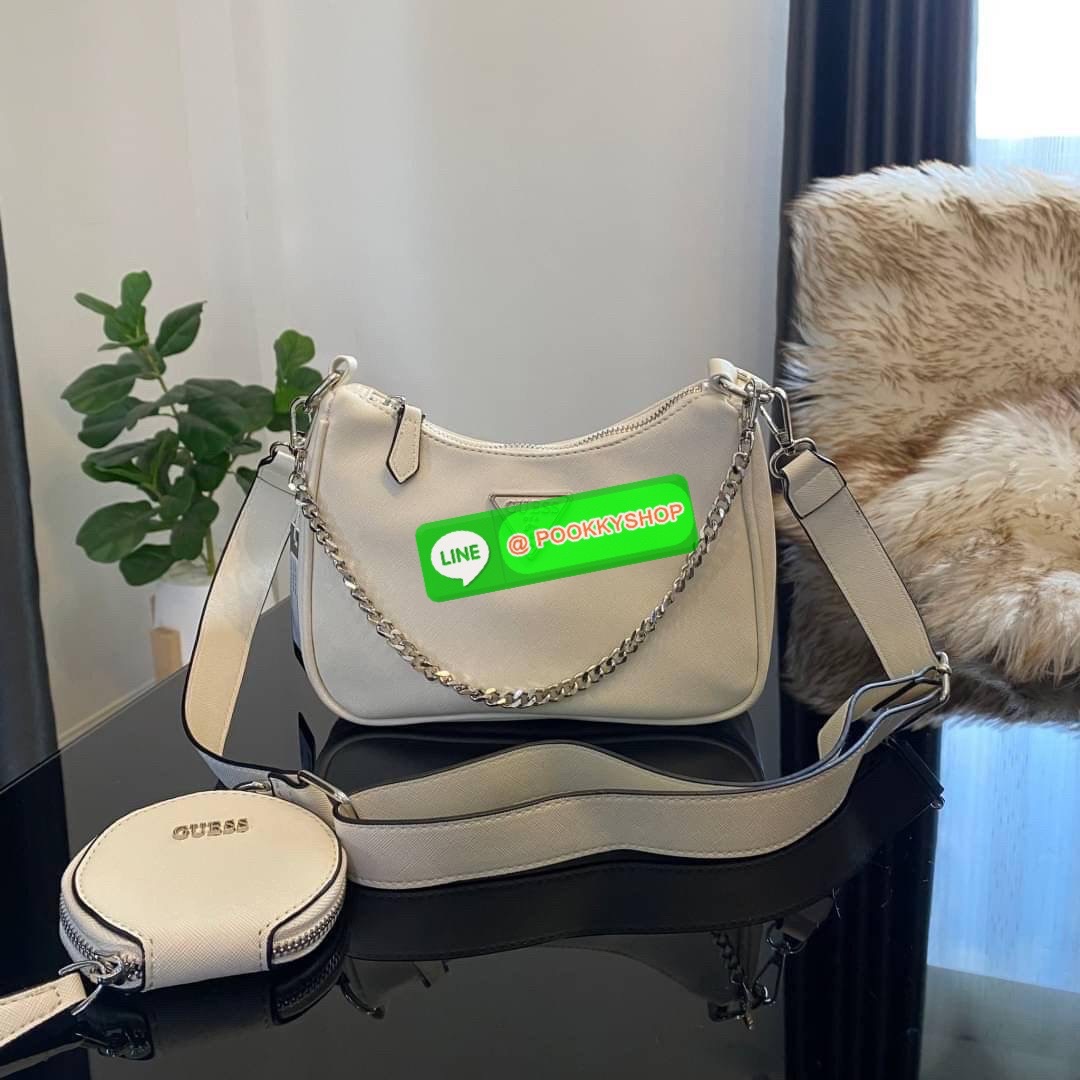 รุ่นใหม่ล่าสุด GUESS SHOULDER BAG ซื้อ1ได้ถึง2ไอเท็ม กระเป๋าพอชรูปทรงสวย เปิด-ปิดด้วยซิปด้านในโล่งกว้างมีช่องซิปใส่ของจุกจิก เพิ่มความน่ารักด้วย กระเป๋าใส่เหรียญใบเล็กทรงกลม เฝสามารถถอดใช้แยกได้ มาพร้อมสายโซ่สะพายไหล่ และสายสะพายยาวสามารถปรับระดับได้ฟรีไซ