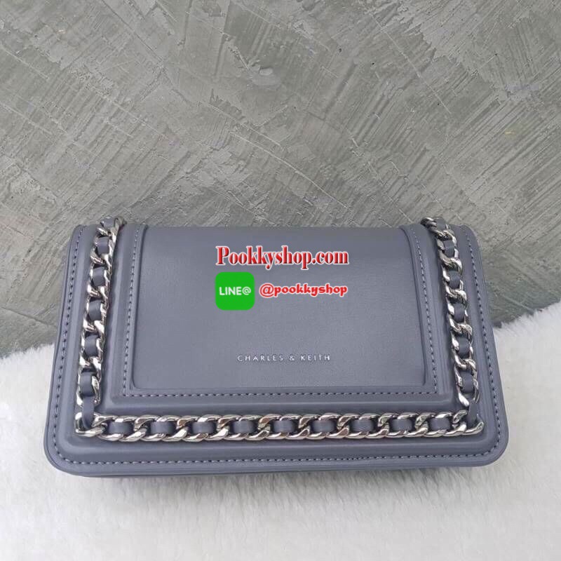 Charles&Keith Chain Rimmed Clutch กระเป๋าสะพายรุ่นใหม่!!ทรงcrossbodyหรือถอดสายถือเป็นทรงคลัชท์ได้ มีดีเทลโซ่ร้อยหนังรอบใบ เปิดปิดด้วยกระดุมแม่เหล็กใช้งานง่าย ภายในมีช่องซิป ช่องเสียบบัตรและช่องใหญ่ใส่ตระกูลพลัสได้ แยกเป็นสัดส่วน มาพร้อมสายสะพายแบบโซ่ต่อหน