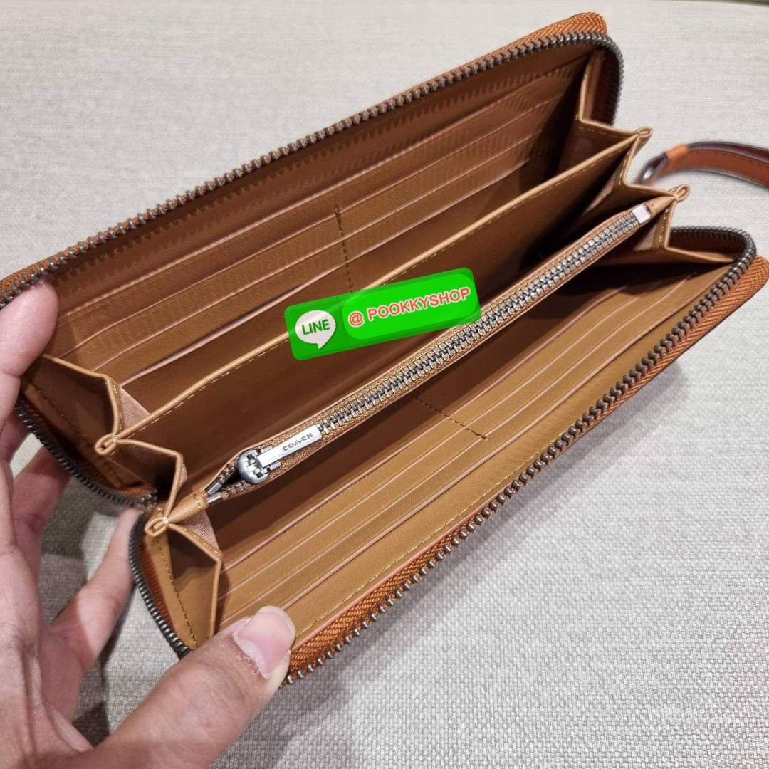 COACH C3548 LONG ZIP AROUND WALLET WITH HORSE AND CARRIAGE พร้อมเสิร์ฟความหรู กับคอลใหม่ สีสวย ผู้ดีขับผิวมาก กระเป๋าสตางค์ใบยาวกึ่งคล้องมือ เรียบหรู โดดเด่นด้วยโลโก้เอกลักษณ์ วัสดุหนัง pepble ทนทาน มาพร้อมสายคล้องมือ ถอดออกได้ ภายในใส่บัตรได้เยอะ มีช่องซ