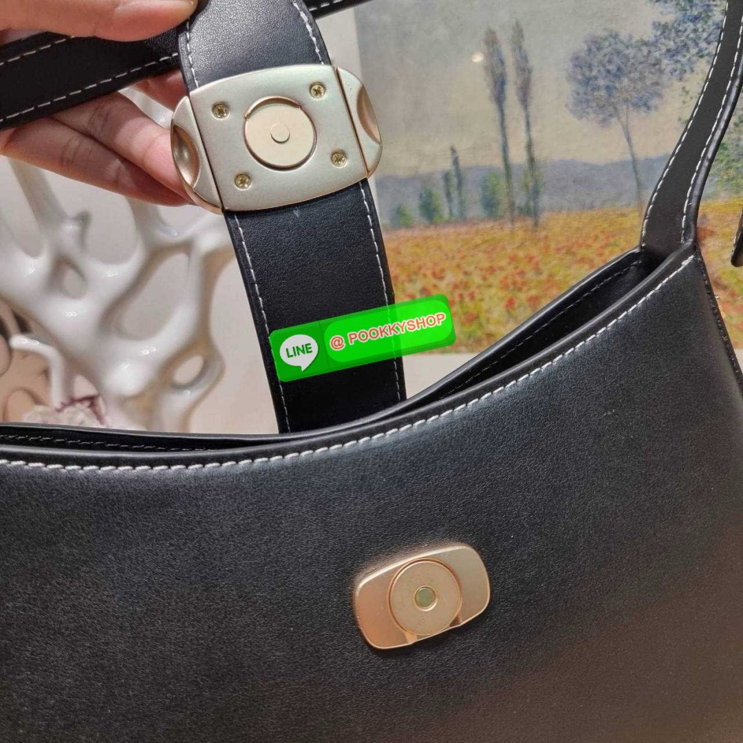 COACH CR533 ELIZA SHOULDER BAG 🔅 Details ใหม่ล่าสุด กระเป๋าสะพายไหล่ทรงโฮโบสุดหรู ดีไซน์โลโก้แบบใหม่และหรูหรายิ่งขึ้น คงความคลาสสิคและวินเทจ เปิด-ปิดด้วยสายคาดแบบกระดุมแม่เหล็ก ภายในเป็นช่องโล่ง แบ่งสัดส่วนไว้อย่างดี มีทั้งช่องใส่บัตร และช่องซิป ส