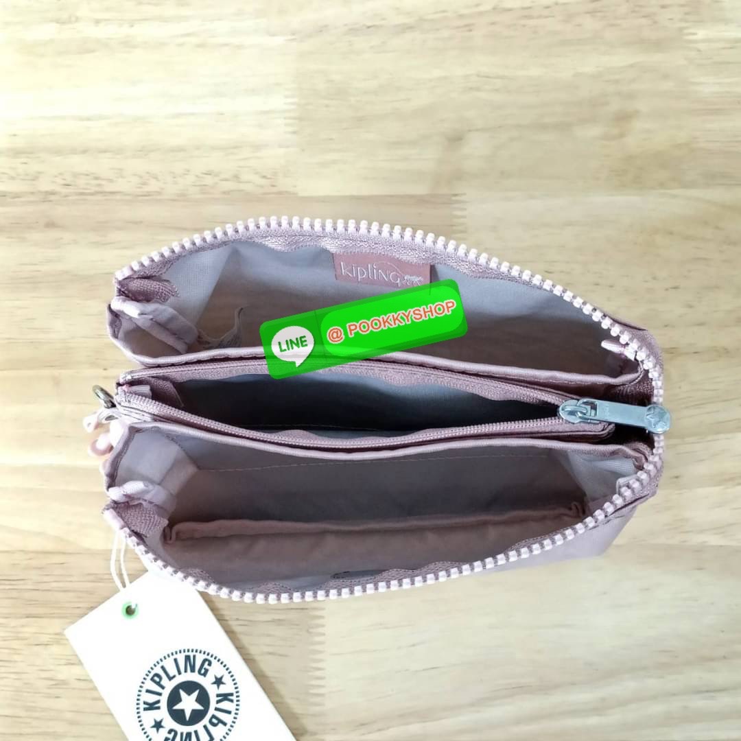 Kipling Creativity Large Pouch วัสดุ Nylon 100% กระเป๋าคล้องมือขนาดพอเหมาะ 7.25 นิ้ว พกพาสะดวก เปิด-ปิดด้วยซิปเดียวใช้งานง่าย ด้านในมีช่องกว้าง 2 ช่องและช่องซิปเล็กตรงกลางอีก 1ช่อง ใช้งานได้สะดวก สามารถใส่มือถือ 7.5 นิ้วได้ กุญแจรถ ธนบัตรได้ ล็อตนี้มาพร้อ