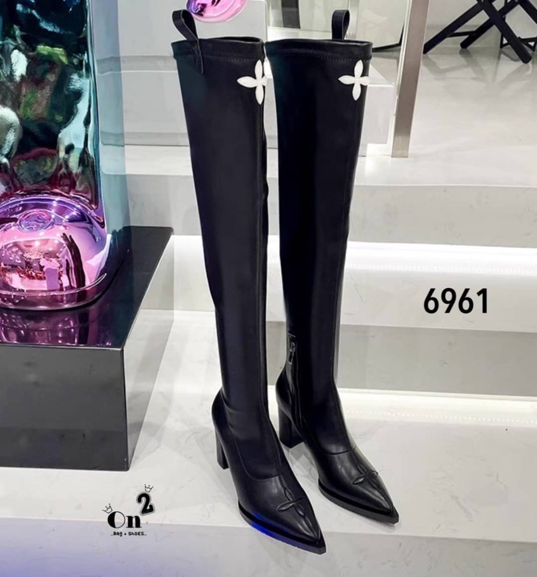 รองเท้าบูทข้อสูง ลุคสนามบิน ซีซั่นนี้คือของที่ต้องมีค่าาหนังนิ่มการตัดเย็บเนียบ ใส่ง่ายการดีไซน์ทรงส้นสูงดูเก๋ งานดีมากกันน้ำ กันฝน ใส่เดินลุยหิมะ ใส่เช็คอินที่เที่ยวสวยๆเริ่ดมาก สาวสายแฟต้องไม่พลาดจ้า