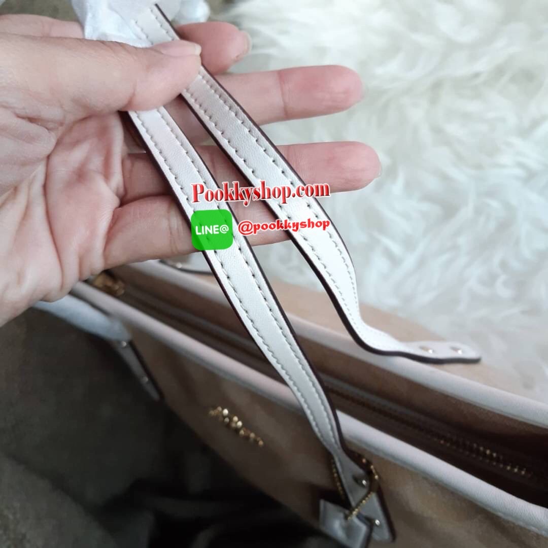 COACH F22969 MINI CITY ZIP TOTE IN SIGNATURE CANVAS กระเป๋าถือทรงโท้ท ไซส์มินิ น่ารักน่าใช้ สะพายคล้องไหล่ได้เก๋ๆ เห็นใบเล็กแบบนี้ จุของแน่นๆไปเลยจ้า!! 😘 สีสวยคม วัสดุหนังแคนวาสคุณภาพ ปากกระเป๋าเปิด-ปิดด้วยซิป กันของหล่นได้ ถือไปไหนก็ได้ ถ่ายรูปชิ