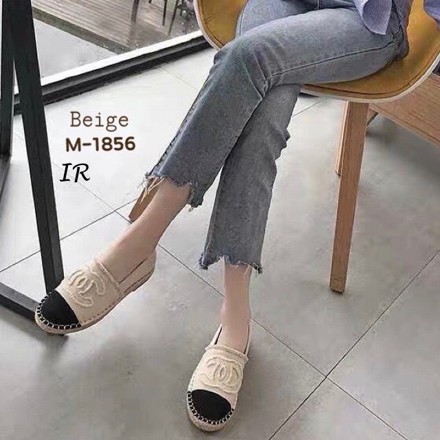 รีพีทแบบขายดีมากรอบ17!!! พร้อมส่ง ใส่เที่ยวหน้าหนาวลุยๆ ชนช้อปเกรดพรีเมี่ยม เสริมลุคไฮคลาสให้กับเรียวเท้าของคุณคุณ คัทชู Style Chanel ทรงเอสพราดิล พื้นปูด้วยเชือกพันปอ ขอบหุ้มเชือกพันปอ ส้นกันลื่น หนา 1.5 ซม. เป็นอีก 1 คู่ที่จะกลายเป็นไอเท็มโปรดสำหรับสาวๆ