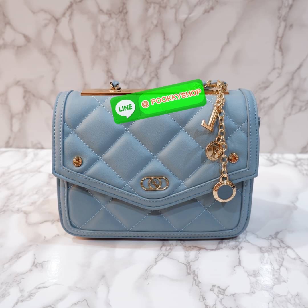 LYN กระเป๋าสะพายข้างรุ่นใหม่ อะไหล่สีทอง หนังนิ่ม ปักลายตาราง ด้านหน้าแต่งด้วยโลโก้แบรนด์ สายกระเป๋าเป็นโซ่สลับหนัง น้ำหนักเบา ด้านในสามารถใส่กระเป๋าตัง โทรศัพท์มือถือ เพาเวอร์แบงค์ มีช่องใส่ของขนาดเล็ก