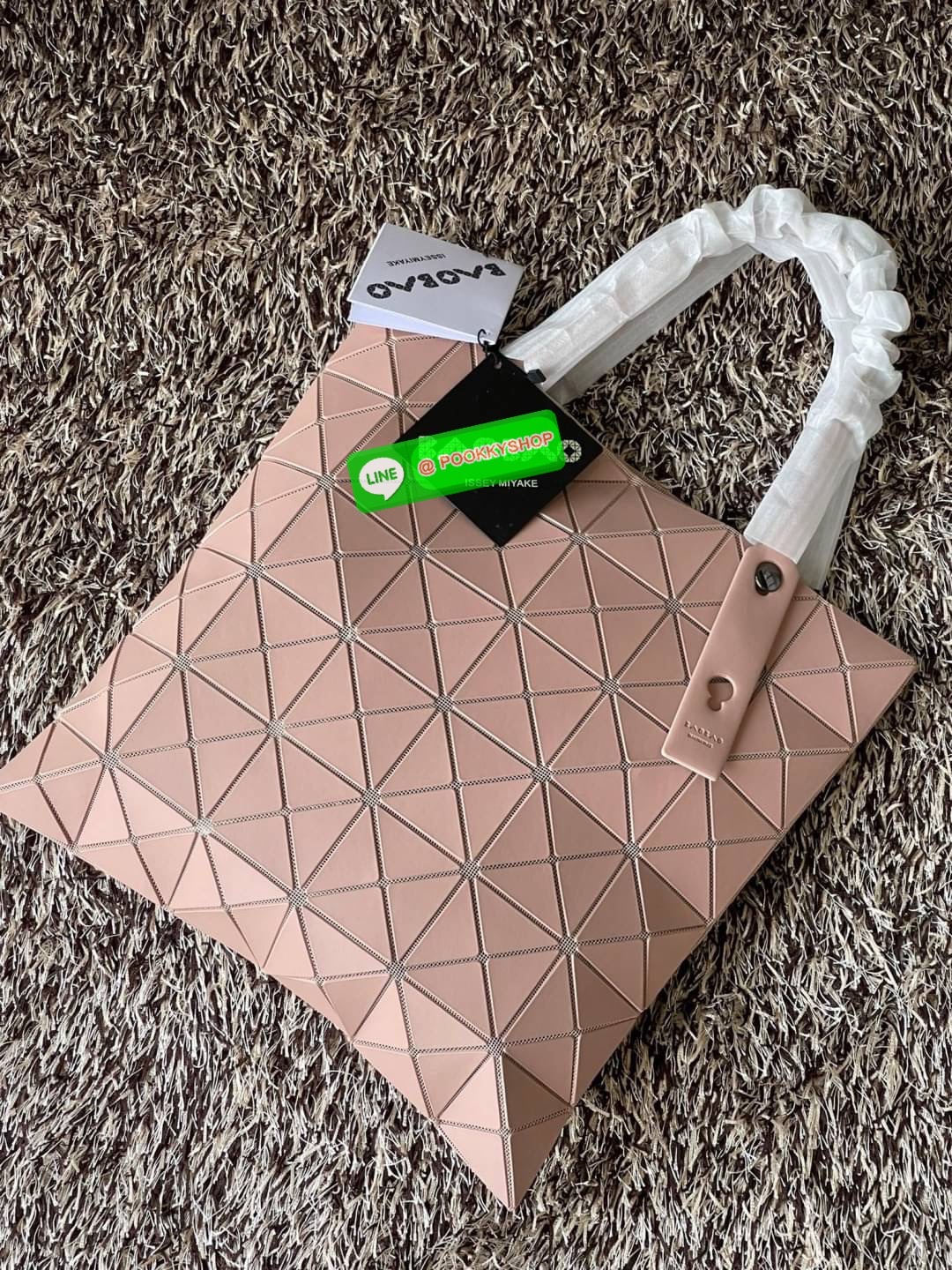 Baobao Issey Miyake 6x6 กระเป๋า Tote รุ่นนี้ถือว่าเป็นกระเป๋า Tote ไซส์กลางที่เหมาะกับการพกพาสิ่งของที่จำเป็นในทุก ๆ วัน มาพร้อมสายที่สามารถปรับได้ทั้งสองสาย และมีช่องใส่ของช่องเล็กด้านใน 1 ช่อง จุของได้เยอะแถมยังทนทาน ใช้เป็น Everyday Bag ได้เลยคะ พกพาสะ