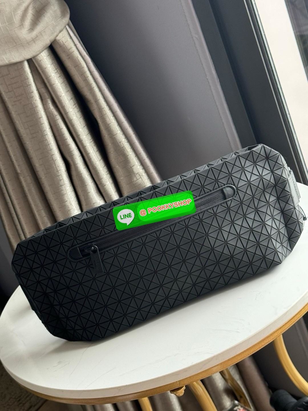 💕Baobao Issey Miyake Matte Baton Crossbody Bag เป็นกระเป๋าคาดอกที่มีดีไซน์เรียบง่ายและใช้งานได้อเนกประสงค์ มีน้ำหนักเบาแต่มีความทนทานสูงและสามารถกันน้ำได้ สายสะพายมีความแข็งแรงและปรับได้หลายระดับ จึงสามารถประยุกต์ใช้งานได้ทั้งคาดอก คาดเอวหรือสะพาย