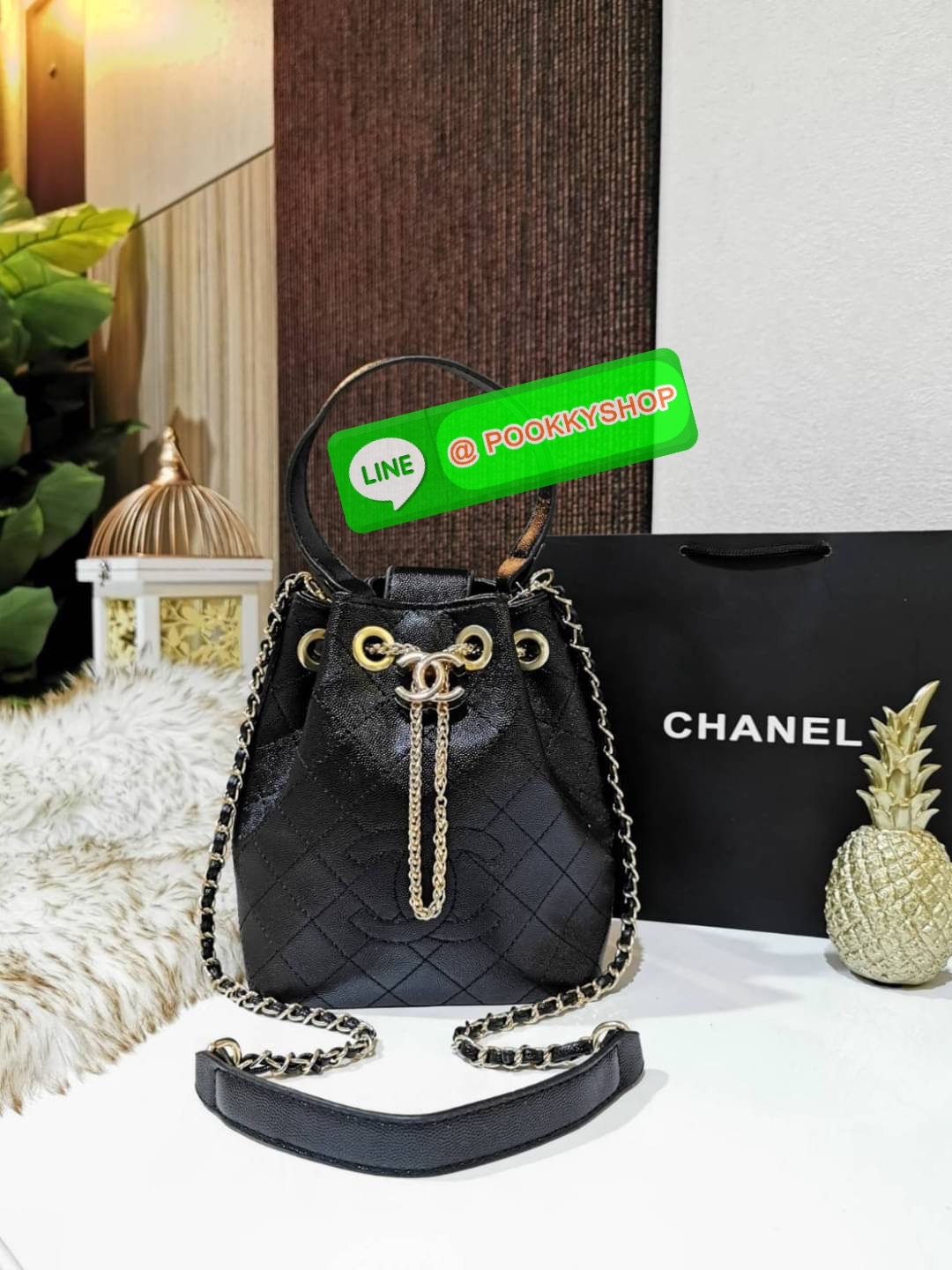 ห้ามพลาด! New! Chanel Bucket Bag With Chain VIP Gift With Purchase (GWP) Limited พรีเมี่ยมกิ๊ฟ Chanel Perfume Counter วัสดุหนังคาเวียร์ลายตารางเปิดปิดแบบ Drawstring และแถบหนังคาดกลางประดับอะไหล่แบรนด์สีทองภายในโล่งกว้างใส่มือถือ iphone ของจุกจิกได้เยอะ มา