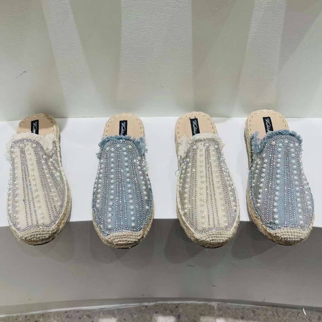 พร้อมส่งคะ รองเท้าเปิดส้น งานsignature ของทางร้าน 💎เพชรเวอวังอลังการ สวยยืน1 🥇มาแล้วจ้า🎊ทรงสวยอย่างดี👍 งานเกร๋เรียบหรูดูแพง 👑ตัวนี้ห้ามพลาด🥳ใส่สบายจะแมตช์กับกางเกง👖หรือกระโปรง👗ก็ได้ค่ะ แม่ค้า