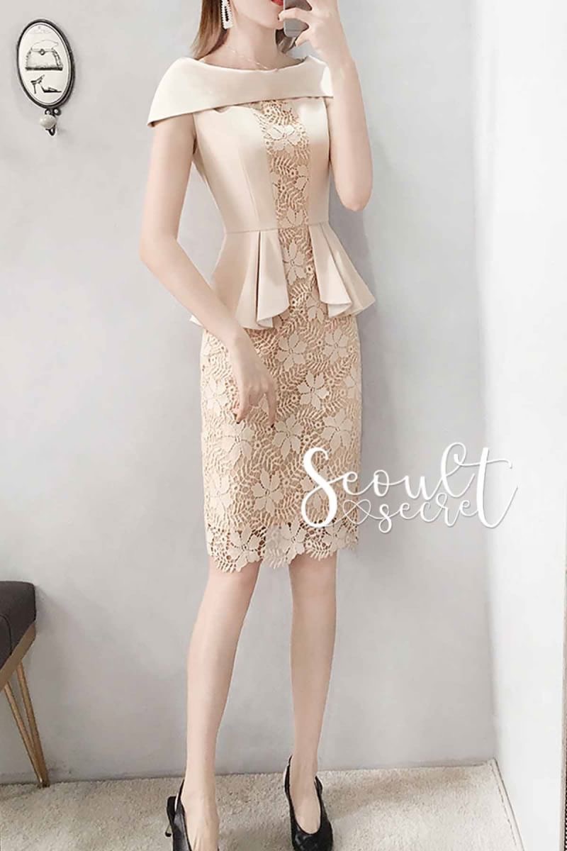 By SEOUL SECRET Seoul Secret Say'...Minidress Lace Design expensive Cream coler Material : งานมินิเดรสสวยหรูดูไฮคลาสมากคะ ดีไซน์มีระดับด้วยลูกเล่นเป็นเดรสทรงเปิดไหล่ งาน Cuttingเป็นผ้าเย็บซ้อนพับลงมาช่วงอกนะคะ ทรงแขนกุด เนื้อผ้าด้านนอกเป็นผ้าเรียบๆไม