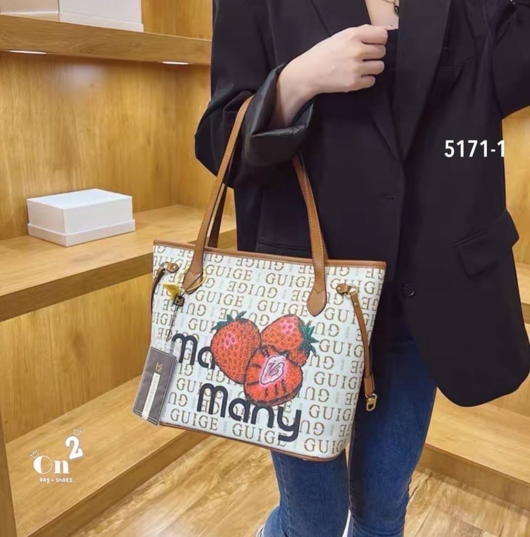 NEW-IN 🤎 Tote bag ทรงนี้จุได้เยอะมากๆค่า ใส่ I Pedได้นะคะ มาใหม่ ลายโมโนแกรมสวยหรู ดูแพงค่ะ👏🏻✨แนะนำสุดๆค้า จุได้เยอะ