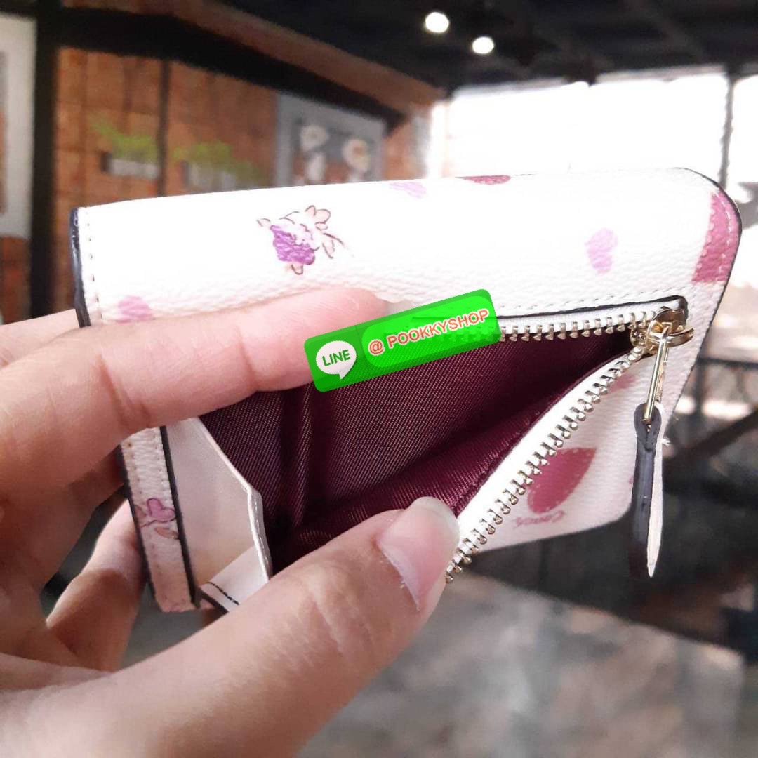 COACH 69683 SMALL WALLET WITH HEART FLOWER กระเป๋าสตางค์ใบสั้น พับสองตอน โทนสีละมุน แต่งเติมสีสันด้วยหัวใจและดอกไม้รอบใบ ดูสวยหรูอย่างลงตัว (รัก)(รัก)(ดอกไม้)(ดอกไม้) เปิด-ปิดด้วยกระดุม ภายในมีช่องใส่บัตร ใส่ธนบัตรได้ทุกขนาด ด้านหลังมีช่องซิปเล็กให้อีก รา
