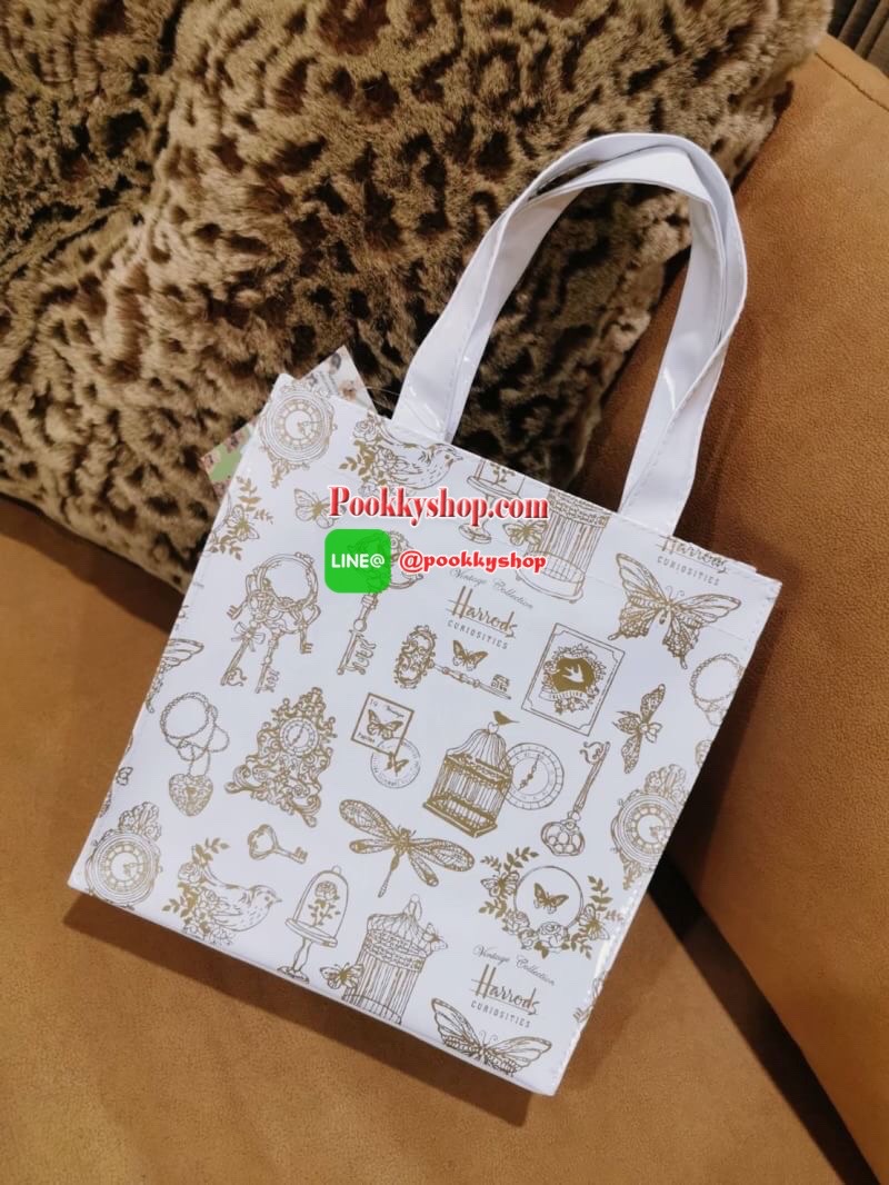 ลายนี้เข้าแล้วนะคะ! พร้อมส่งไอเท็มยอดนิยม! Harrods London Top-handle Shopping Bag กระเป๋า Shopping แบรนด์ดังจากอังกฤษรุ่นยอดนิยมวัสดุ PVC+Polyester 100% ของแท้เนื้อหนาอยู่ทรงกันน้ำ ขนาดกำลังดี น้ำหนักเบา เปิดปิดด้วยซิปสะดวกใช้หัวซิปปั้มโลโก้แบรนด์อะไหล่เง