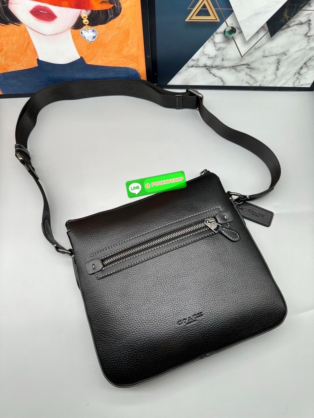 🎒 Coach CR747 – Houston Flight Bag in Signature Canvas เท่ เนี้ยบ พร้อมลุยในทุกวัน กับทรง Messenger ที่ใช้งานง่ายที่สุด 🖤 รุ่นนี้เท่มาก! สะพายแล้วหล่อขึ้นอีก 3 ระดับ Coach CR747 – Houston Flight Bag รุ่นขายดีสาย Messenger สะพายข้างได้พอดีต