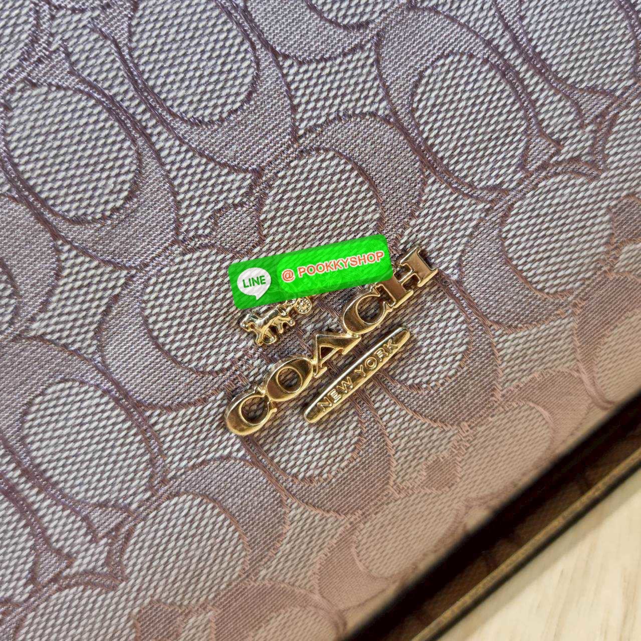 Coach CBS71 Laurel Signature shoulder bag มาใหม่เลย! กับกระเป๋าสะพายทรงยอดฮิต ในโทนสีน่ารักสุดจะคิวท์ มีให้ทั้งสายคล้องไหล่ และสายสะพายข้าง ใช้แมทช์ได้กับทุกลุคทุกสไตล์ ภายในเป็นช่องโล่ง มีซิปและช่องย่อย จุของได้เยอะกว่าที่เห็นมากๆ