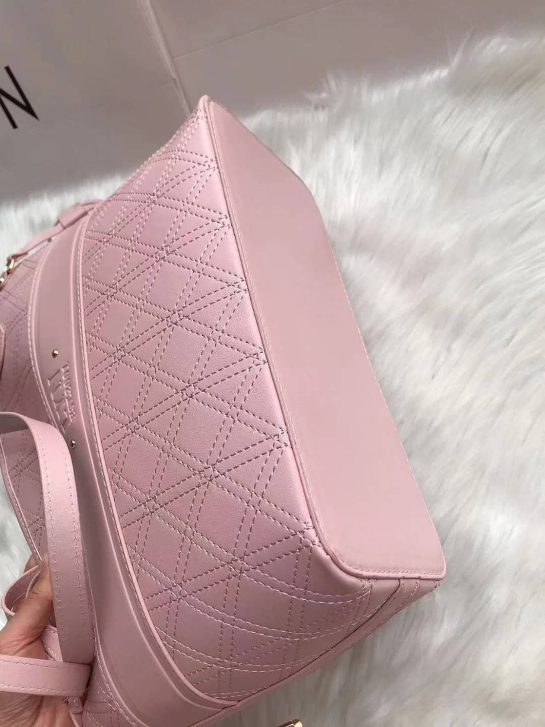 LYN สะพายข้าง ทรงช็อปปิ้ง ด้านในโล่งกว้างจุของได้เยอะ มีช่องซิปเล็กๆ นะคะ