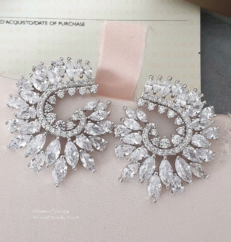 New Arrival !!!!!! Chopard Earring ต่างหูเพชร Chopard งานสวยมากกกกกก งานเพชร CZ แท้ เพชรมาคีสวยวิ้งกระจุยกระจายค่ะ ใช้แม่พิมต้นฉบับ งานเลอค่า ใส่ได้ตลอด ของจิงดูหรูดูแพงมากๆค่ะ ควรมีไว้ติดบ้านเลยนะสาวๆ