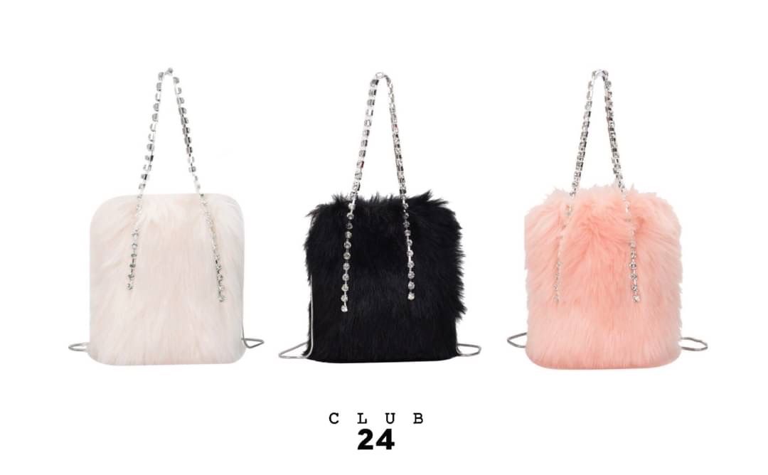 𝑵𝑬𝑾 𝑵𝑬𝑾‼️ ตอนรับเทศกาลที่จะถึงนี้ กระเป๋าขน รุ่นนี้เป็นขนนิ่มๆนุ่มๆเลยคะ ทรงสี่เหลี่ยม ตรงสายถือเป็นเพรช มีสายสะพายยาวข้างได้ น่ารักสุดๆ ทุกคนต้องมีนะคะ บอกเลยถือแล้วไม่ซ้ำใครแน่นอน