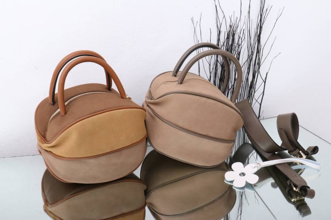 กระเป๋าลูกมะเฟืองยอดฮิต ดาราเซเลปใช้กันเยอะมาก งานตั้งใจผลิตกว่าจะได้มา แก้งานข้ามปี หลายรอบเพื่อความเป๊ะ งานสวยหนังสวย แถมฟรี!! ที่ห้อยลายดอกไม้ โอ้ย!!สวยเป๊ะขนาดนี้จะพลาดได้งัย