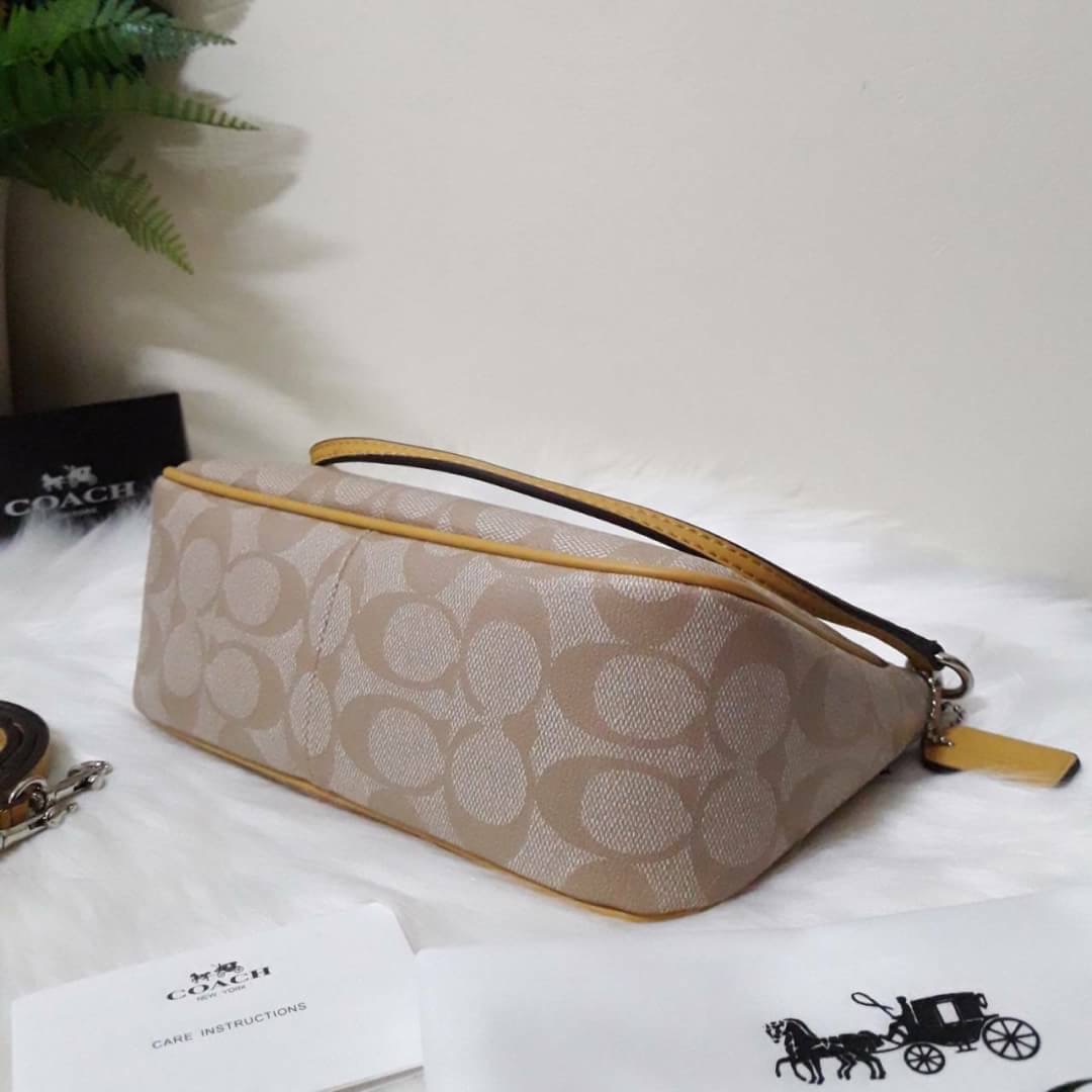 ขายดี Coach Messico Top Handle Pouch In Signature Coated Canvas กระเป๋าหิ้ว/คล้องไหล่/สะพายข้าง ขนาดเหมาะ ดีไซน์สวยน่ารัก ผลิตจากวัสดุคุณภาพดี แข็งแรงทนทานน้ำหนักเบา ภายในบุผ้าสวยงามเรียบร้อย 1 ช่องอเนกประสงค์ ซิปโลหะสีทองสวยงาม สายสะพายถอดและปรับความยาวไ