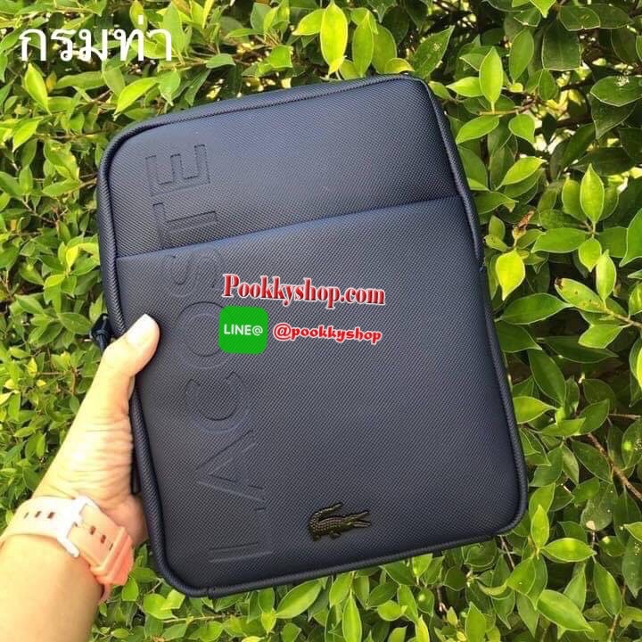 ลาคอส Classic Crossbody Bag กระเป๋าสะพายรุ่นยอดนิยม วัสดุ PVC ด้านหน้ามีโลโก้แบรนด์สวยโดดเด่น มีช่องเล็กใส่ของจุกจิกเปิดปิดด้วยกระดุมแม่เหล็ก ด้านหลังเรียบ มีช่อง1ช่องส่วนช่องด้านในกว้างเปิดปิดกระเป๋าด้วยซิปสะดวกใช้ มีช่องซิปและช่องเสียบด้านข้าง สายสะพา