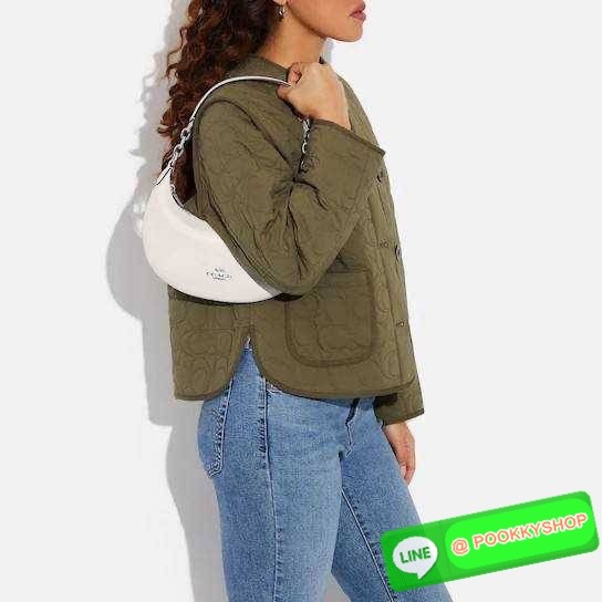 COACH CE620 PAYTON HOBO IN SIGNATURE CANVAS คอลเลคชั่นใหม่ 2023 มาแรงเกินต้าน ด้วยรูปทรงโฮโบสุดคลาสสิค สะดวกใช้ได้ในทุกวัน ขนาดกะทัดรัด แต่จุของได้เต็มที่ วัสดุหนังแคนวาสเคลือบลาย น้ำหนักเบา เปิดใช้งานด้วยซิป สายสะพายในตัวหนังสลับโซ่ ภายในเป็นช่องโล่ง ใส่