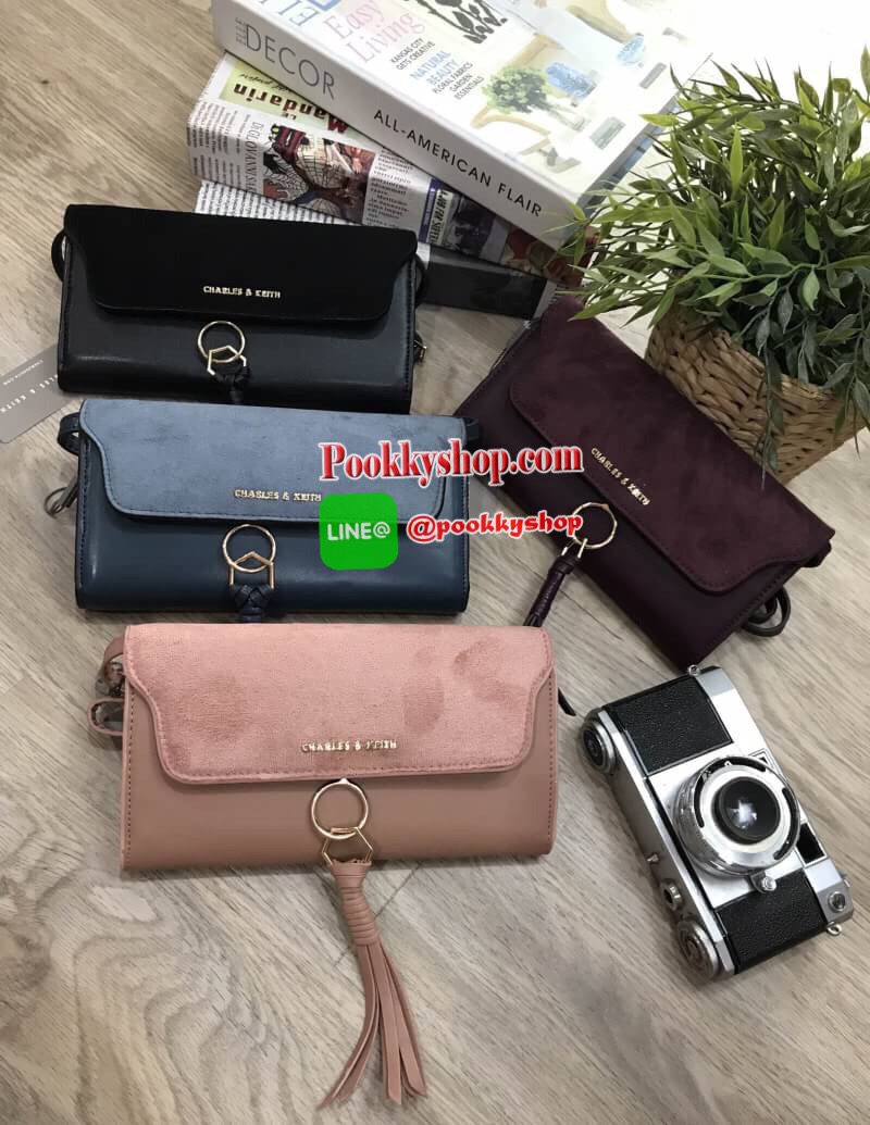 Don't Miss! CHARLES&KEITH WALLET กระเป๋าคลัชรุ่นใหม่ล่าสุดแบบชนช็อปเปิดปิดด้วยฝาปิดกำมะหยี่กระดุมแม่เหล็กประดับพู่หนังดูมีดีเทล ด้านหน้ามีโลโก้แบรนด์ ภายในมีทั้งช่องซิปและช่องใส่บัตรหลายช่องสามารถใส่ธนบัตร มือถือ เหรียญและบัตรได้เยอะ ด้านหลังมีอีก1ช่