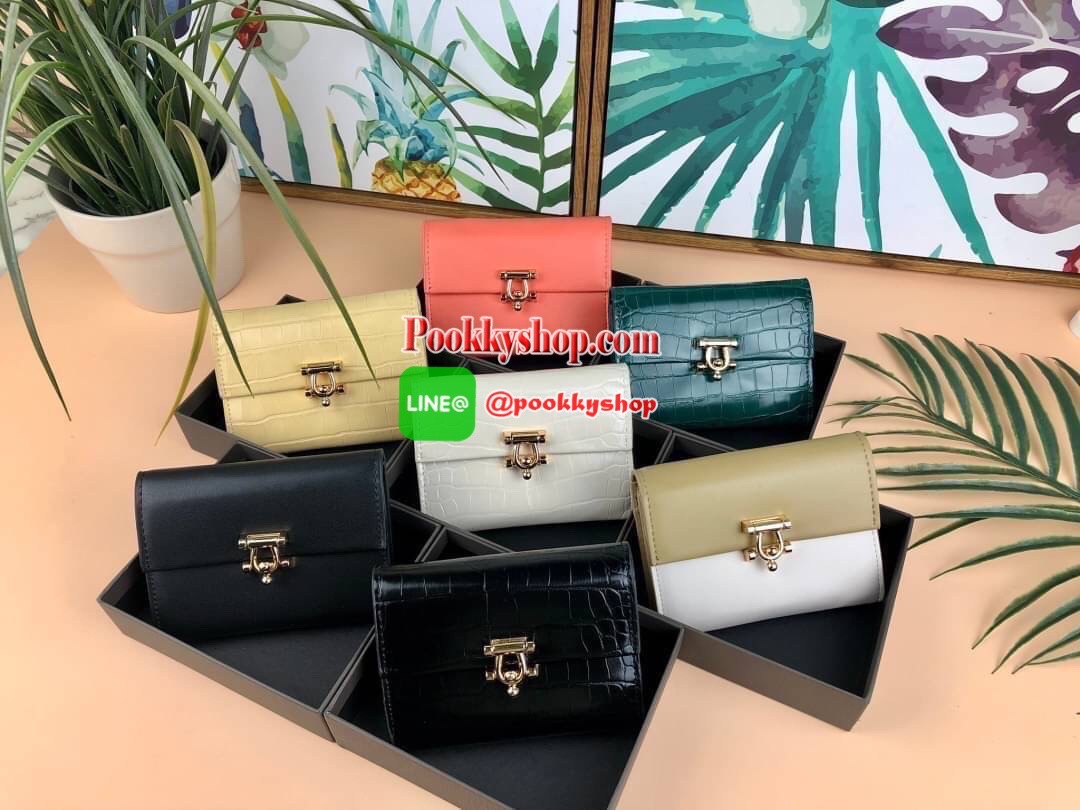 New arrival! Charles & Keith Metal Accent Mini Short Wallet กระเป๋าเงินใบสั้นทรงเก๋ วัสดุด้านหน้าตัวเปิดปิดดีไซน์แปลกตา ด้านในมีช่องซิปใส่เหรียญ ช่องใส่บัตร 6 ช่อง และช่องใส่ธนบัตรตามยาว ใส่แบงค์พันได้ไม่ต้องพับค๊า รุ่นนี้สวยทุกสี เหมาะกับสาวที่ชอบใช้กระเ