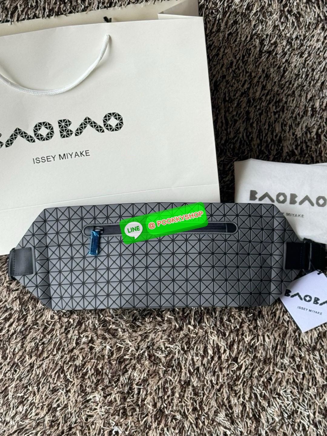 💕Baobao Issey Miyake Matte Baton Crossbody Bag เป็นกระเป๋าคาดอกที่มีดีไซน์เรียบง่ายและใช้งานได้อเนกประสงค์ มีน้ำหนักเบาแต่มีความทนทานสูงและสามารถกันน้ำได้ สายสะพายมีความแข็งแรงและปรับได้หลายระดับ จึงสามารถประยุกต์ใช้งานได้ทั้งคาดอก คาดเอวหรือสะพาย