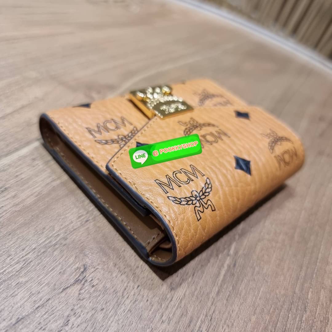 MCM PATRICIA THREE-FOLD WALLET IN VISETOS ดีไซน์ใหม่ กระเป๋าสตางค์ใบเล็ก รุ่นฝาพับ unisex ใช้ได้ทั้งหนุ่มๆและสาวๆน้า ใช้งานง่าย ด้วยกระดุมโลโก้ พกพาง่าย วัสดุหนังแคนวาสคุณภาพดี ภายในเป็นหนังแท้ นิ่ม สวย ใส่บัตรได้เยอะ ใส่ธนบัตรได้ทุกชนิด👍👍